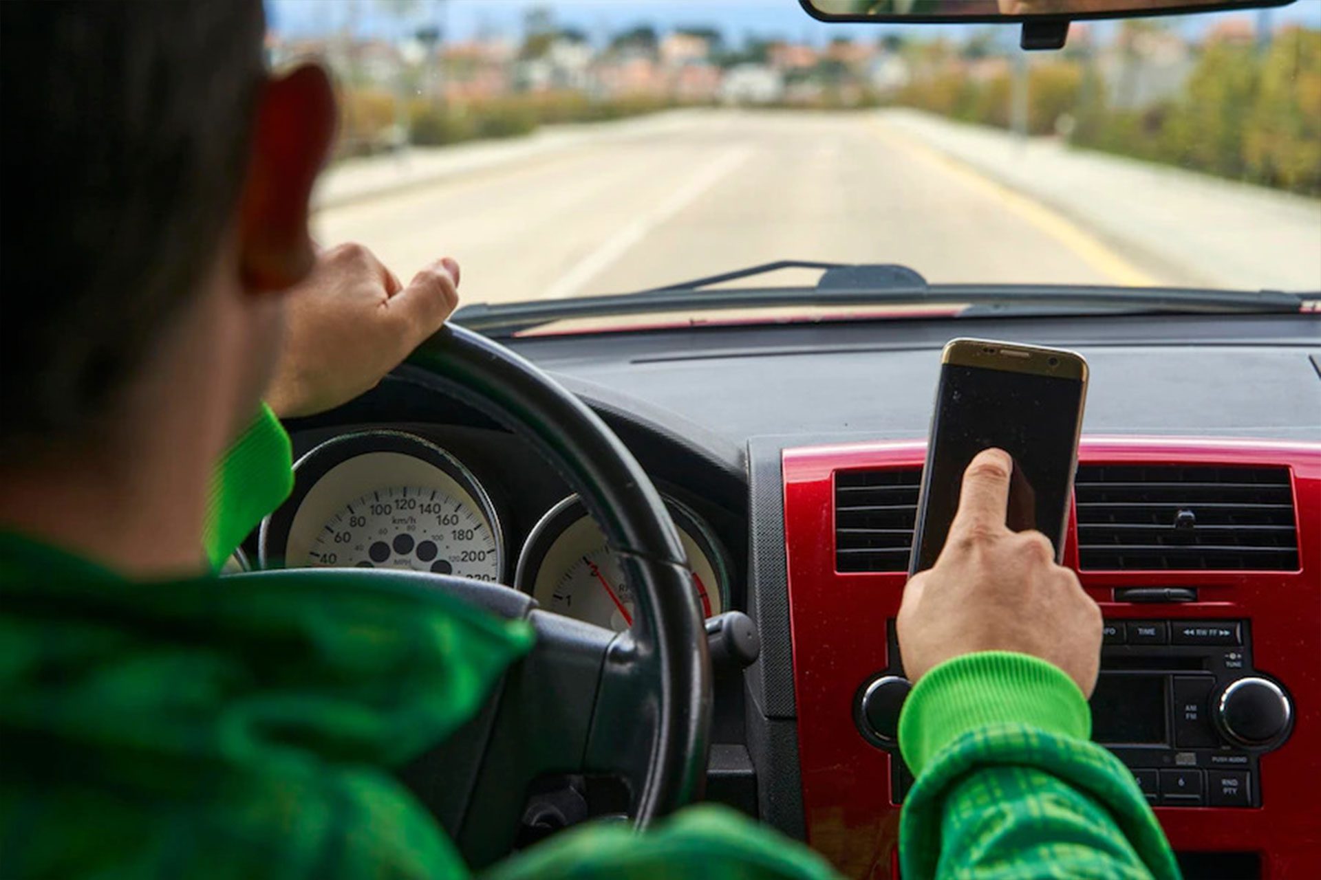 male-driver-touching-smartphone-screen-dashboard-while-he-are-driving_672594-71 male-driver-touching-smartphone-screen-dashboard-while-he-are-driving_672594-71